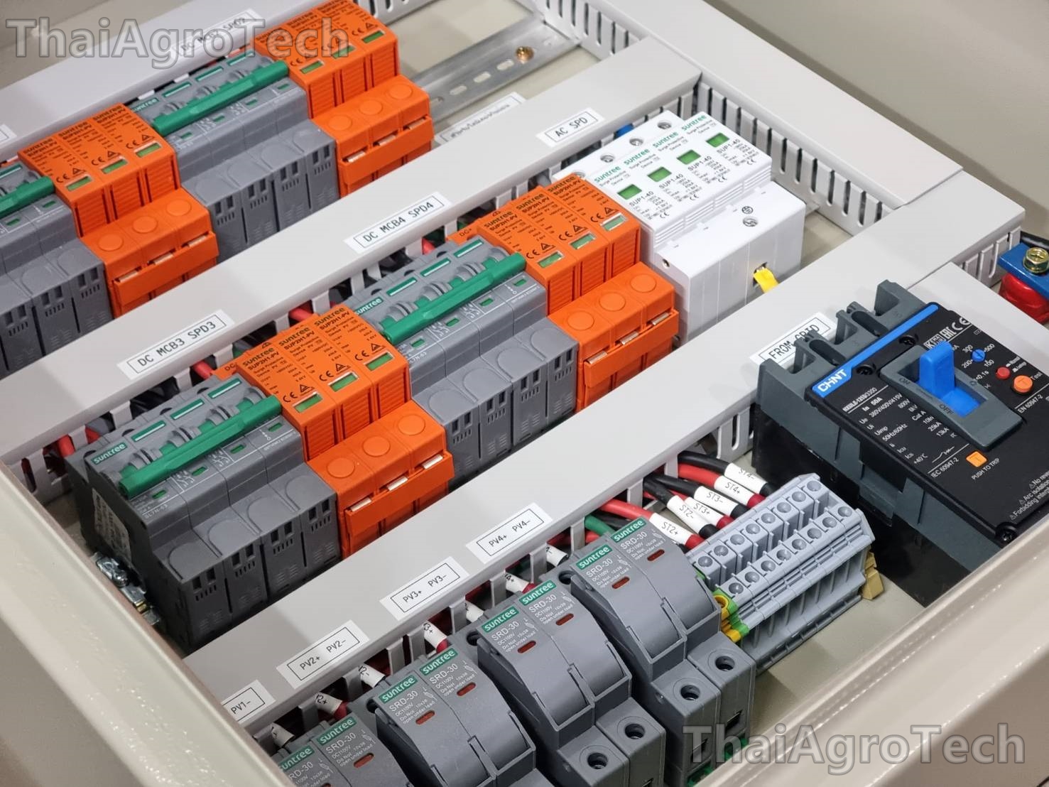 ตู้คอมบายเนอร์ใช้กับงานติดตั้งระบบโซล่าเซลล์ 1000V ดีซี 4 สตริง 20-40กิโลวัตต์ 3เฟส พร้อมเบรคเกอร์กันไฟดูด RCBO AC-DC Combiner Box RCBO 4String 3Ph