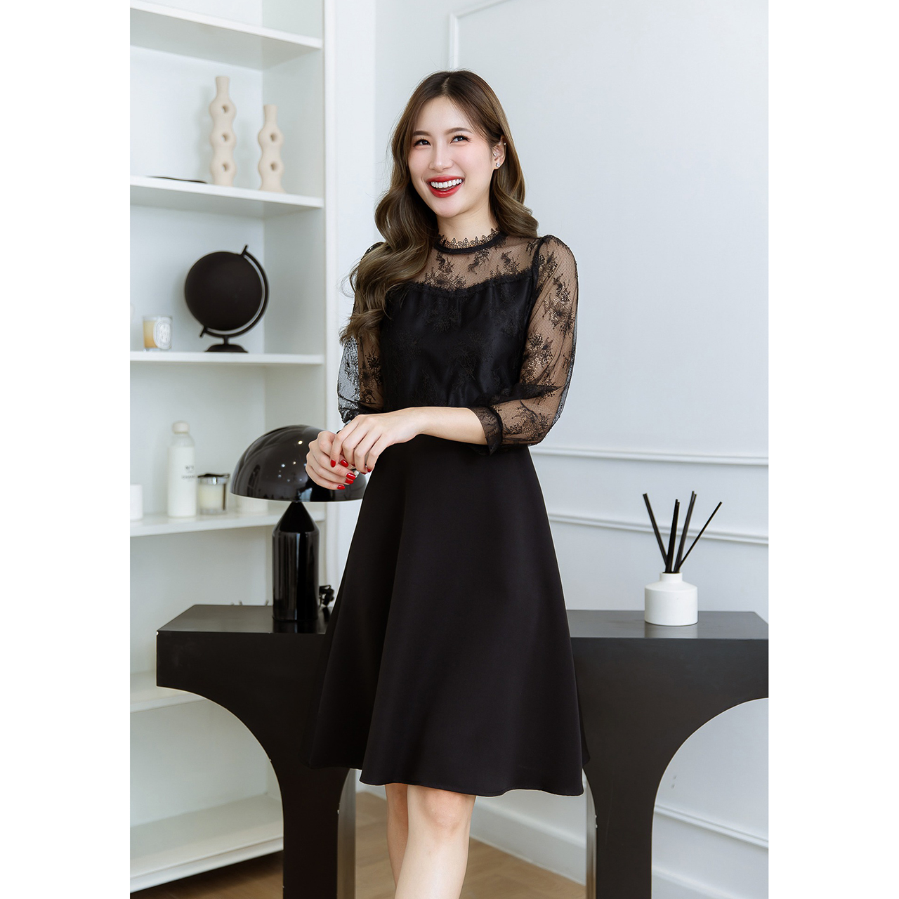 kudapy เดรสสั้นสีดำ/สีทูโทนขาวดำ ลูกไม้แขนยาวสี่ส่วน ลูกไม้สวย แต่งลูกไม้ช่วงอกและรอบคอ