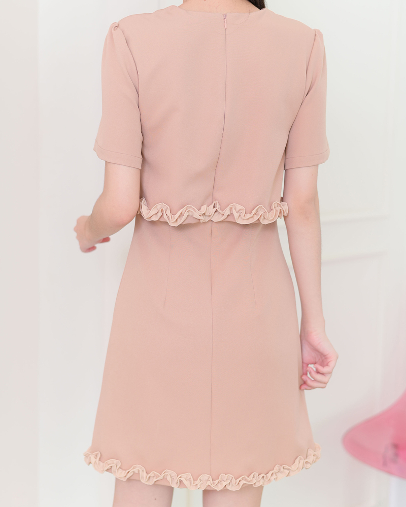 kudapy เดรสแขนสั้นคอกลม แต่งรูดระบายชายเสื้อและกระโปรง รูดยกไหล่พองเบาๆ ผ้าเนื้อหนานุ่มมีน้ำหนักทิ้งตัวสวย