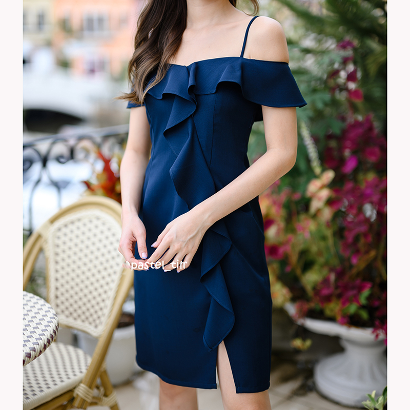 kudapy เดรสสั้นสีแดงเลือดหมู/สีกรม/สีชมพู/สีเขียว คัตติ้งสวยแอบแซ่บ ช่วงบนเป็นแบบเปิดไหล่มีสายสปาเกตตี้เส้นเล็ก แต่งระบายตั้งแต่อกไล่ลงมาที่ลำตัว