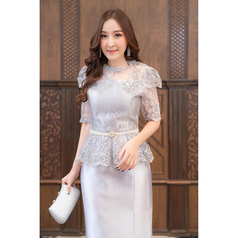 kudapy ชุดผ้าไหมอิตาลีทอสี่เส้นเนื้อผ้ามันเงาสวยหรู ผ้าถุงเย็บสำเร็จ พับทบหน้า เสื้อประดับด้วยลูกไม้ใยบวบคุณภาพดี ปักทอลายดอก