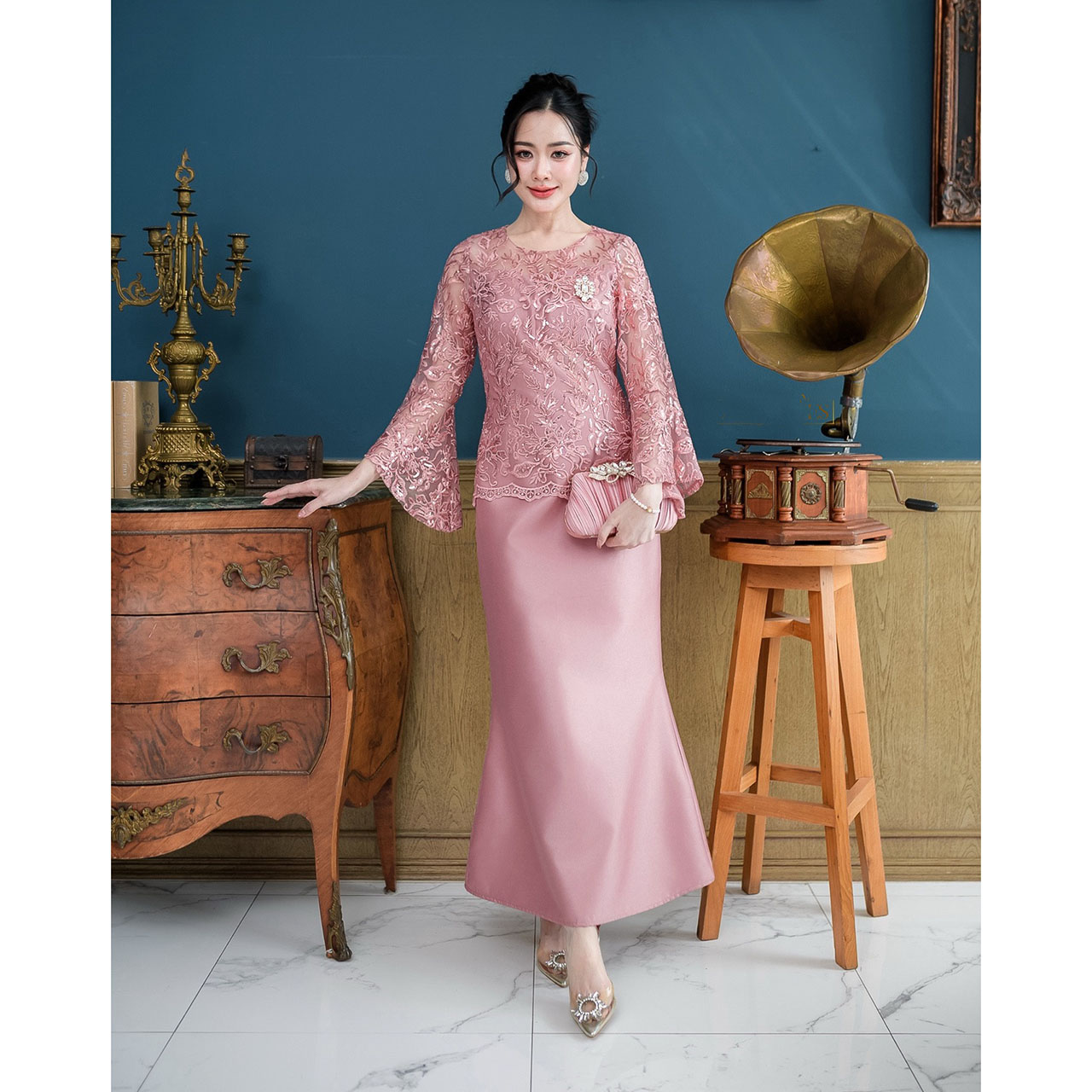 kudapy เดรสยาว ผ้าไหมทรงหางปลา กระโปรงทรงนี้เป็นทรง ผ้าลูกไม้แต่งเลื่อมแบบวิ้งทั้งตัวเลื่อม งานปักลูกไม้ยังเป็นงานปักผสมดิ้น