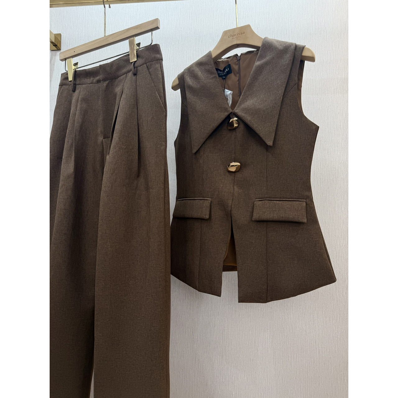 kudapy เซ็ตสุดหรูดูแพง ดีไซน์เรียบแต่แฝงความสง่างาม เหมาะสำหรับใส่ทำงาน ไดีไซน์เสื้อ ทรงเบลเซอร์แขนกุด ปกคอขนาดใหญ่เพิ่มมิต