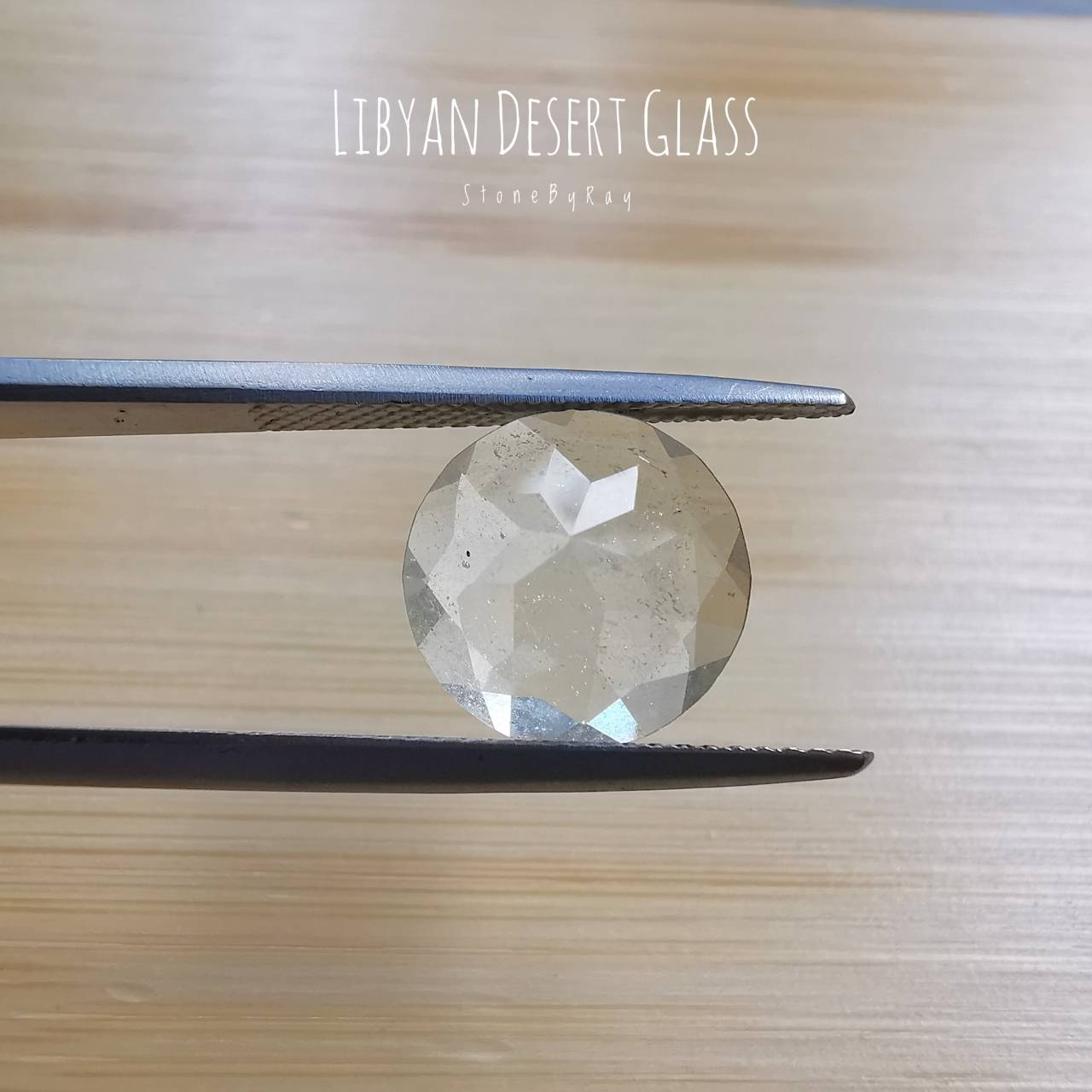 สะเก็ดดาวสีขาวเจียรเหลี่ยม(Libyan Desert Glass)