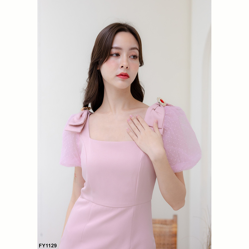 kudapy เดรสสั้นสีขาว/สีชมพุ/สีกรม/สีแดง ออกงานเรียบหรู ประดับเข็มกลัดเพชรสีแดง แขนตุ๊กตา แต่งด้วยโบว์ช่วงไหล่ ลุคคุณนายมากค่า เป็นงานซิปหลังน้า