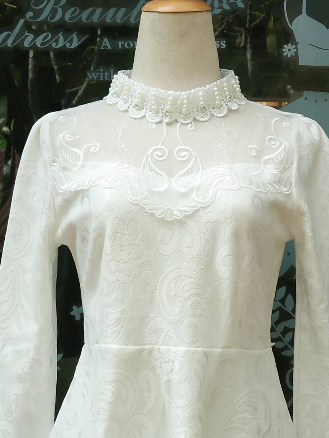 kudapy เดรสลูกไม้เนื้อหนาสีชมพูโอรสอ่อน / ขาว คอผ้าถักปักมุกหน้าอกซีทรู