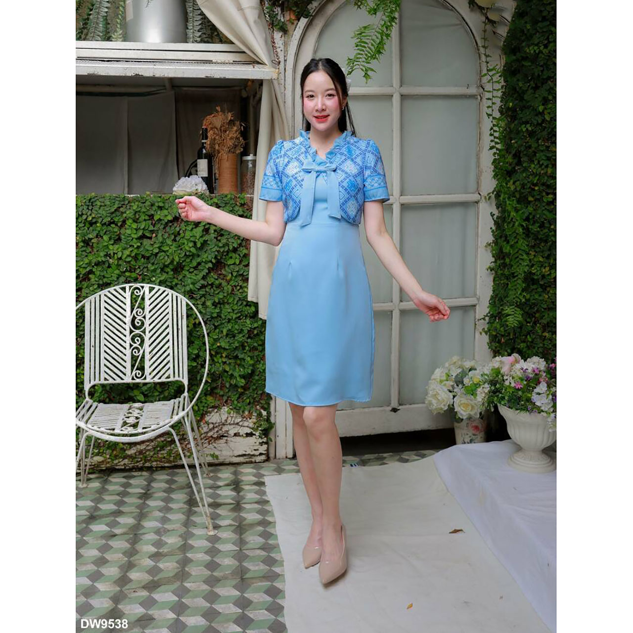 kudapy เดรสสั้น คอวีแต่งโบว์กระโปรงทรงเอ เสื้อายไทยสวยดูดี ใส่ออกงานสวยน่ารัก