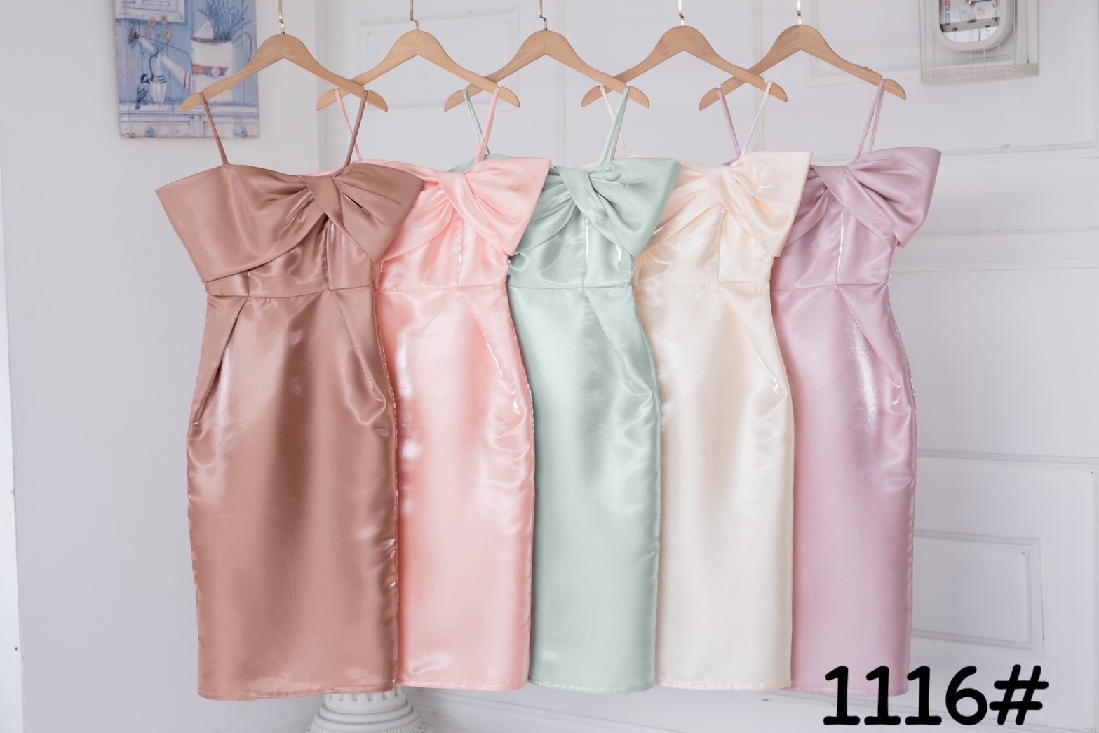 kudapy เดรสสายเดี่ยวเปิดบ่า แต่งจีบโบว์ข้าง กระโปรงสอบ ทรงดินสอ ผ่าหลังเดินสะดวก พรางแขน