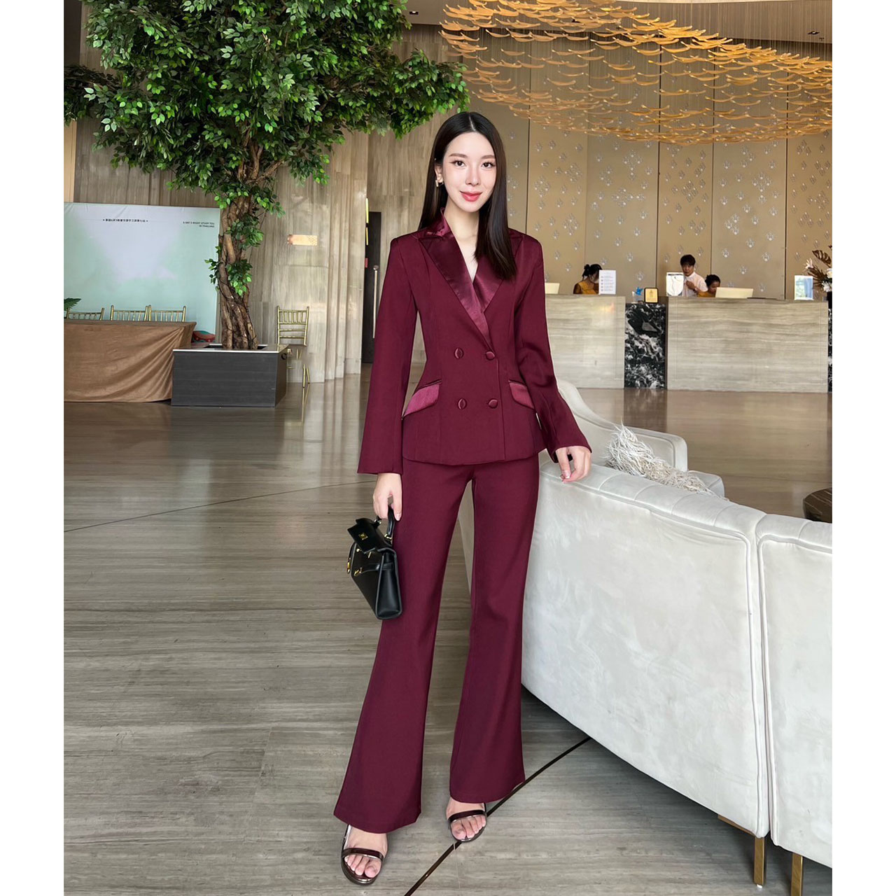 kudapy set เสื้อเบเซอร์และกางเกงขายาว เรียบหรู เสื้อสูทแต่งปกผ้าเงาให้ดูเด่น ออกแบบกระเป๋าให้ใช้งานได้จริง ตัวกระดุมใช้ผ้าเดียวกับปกเสื้อ