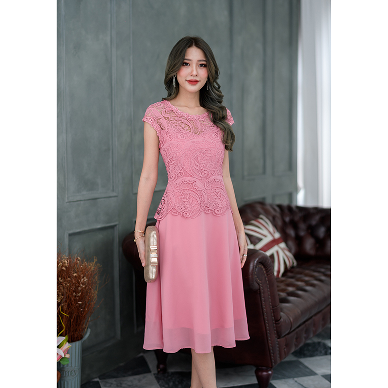 kudapy เดรสสั้นสีชมพู/สีเทา ลูกไม้ดีไซน์ไหล่ล้ำ แต่งดีเทลรอบคอและรอบแขนด้วยลูกไม้อะไหล่วิ้งๆ สวยมาก