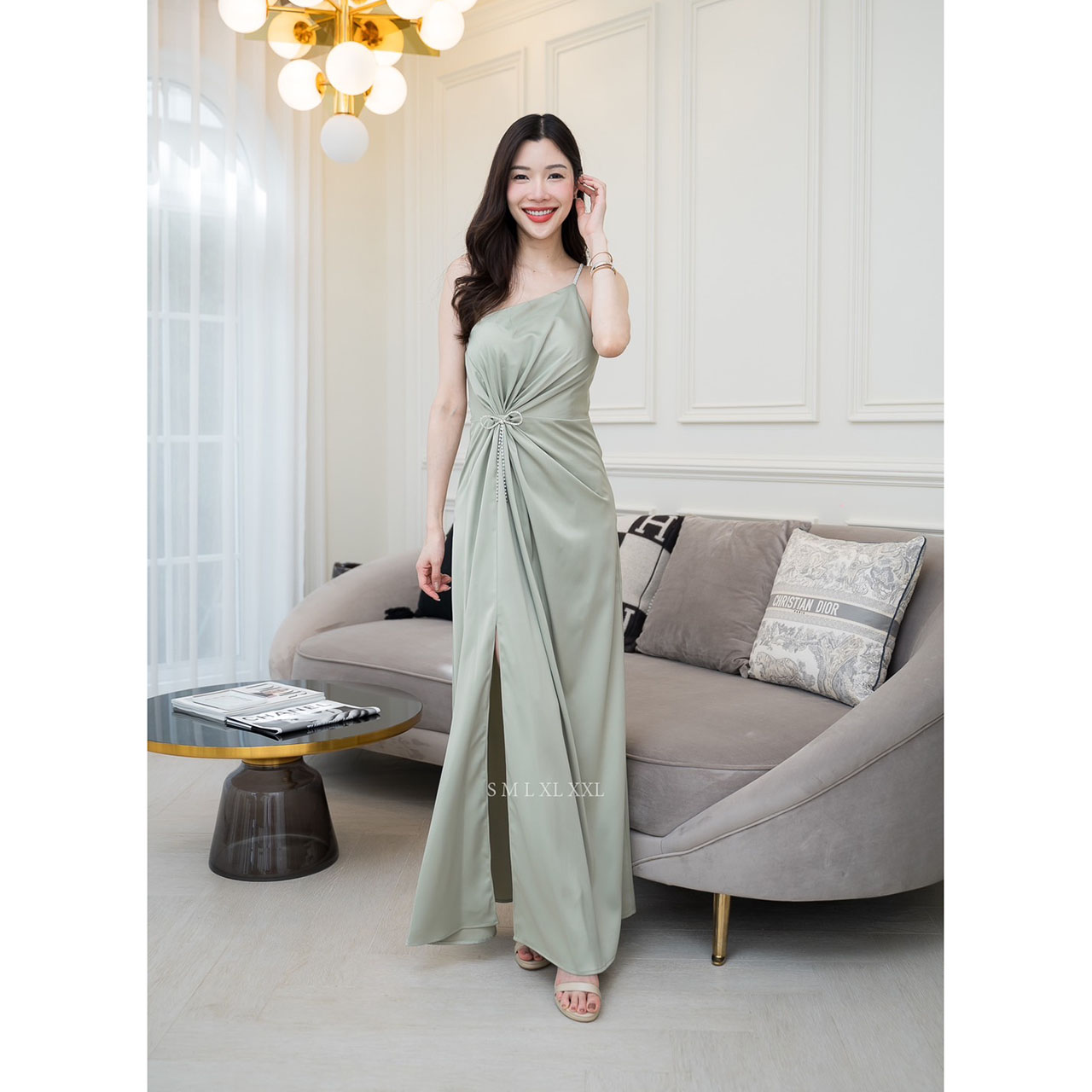 kudapy เดรสยาวสีโอวัลติน/สมิ้นอมฟ้า/สีชมพูกลีบบัว/สีกรม/สีชาเขียว ชุดราตรียาวไหล่เบี่ยงสายเพชรแต่งมัดเอวติดเข็มกลัดเพชรโบว์ งานพรีเมี่ยมผ้าเครปซาติน ซับในเกรดเอ ซิปด้านหลัง สวยหรู