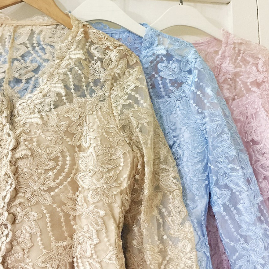 kudapy SET 2 ชิ้น เสื้อลูกไม้+กระดปรงสั้นสีฟ้า สีทอง สีชมพู แขนยาวแขนมีซับผ้ามุ้ง คอวี มีซับในในตัว