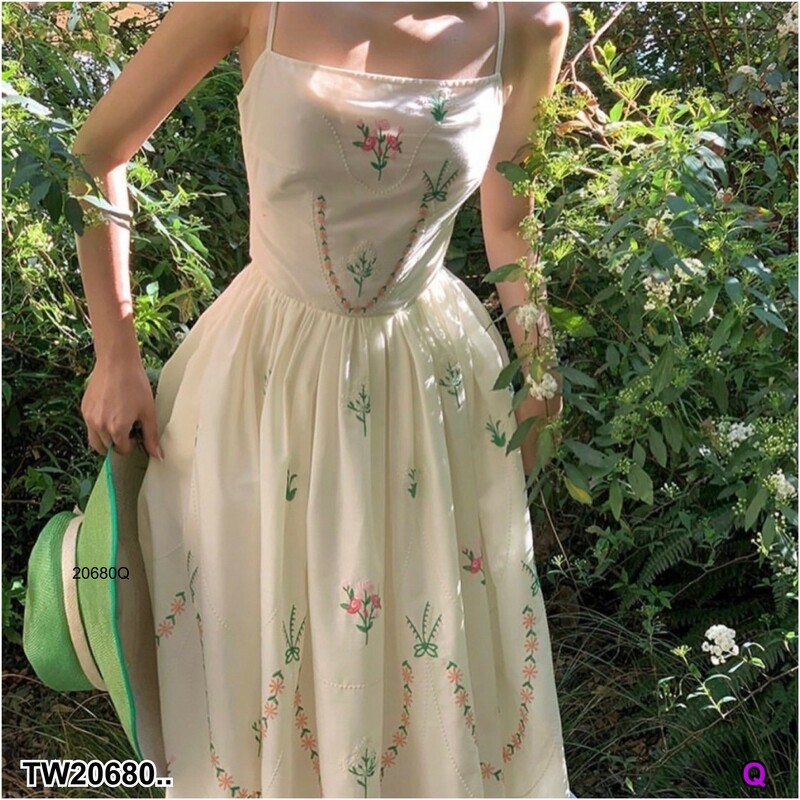 kudapy แมกซี่เดรสสายเดี่ยวร้อยหลัง กระโปรงจับจีบรอบตัว ทรงกระโปรงบาน เอวยางยืดหลัง เนื้อผ้า คอตตอนปัก