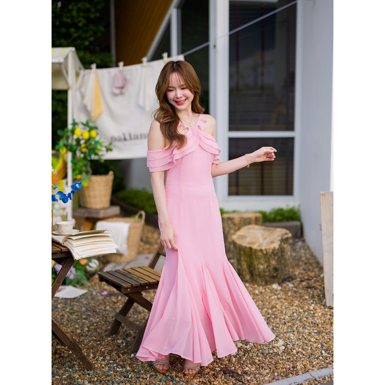 kudapy เดรสยาว ช่วงคอเป็นแบบคล้องคอทรง Vest ดูเซะซี่ ต่อระบายเลเยอร์ 3 ชั้นลงมาปิดแขนทั้ง 2 ข้าง ชายกระโปรงแต่งระบายพลิ้วสวย