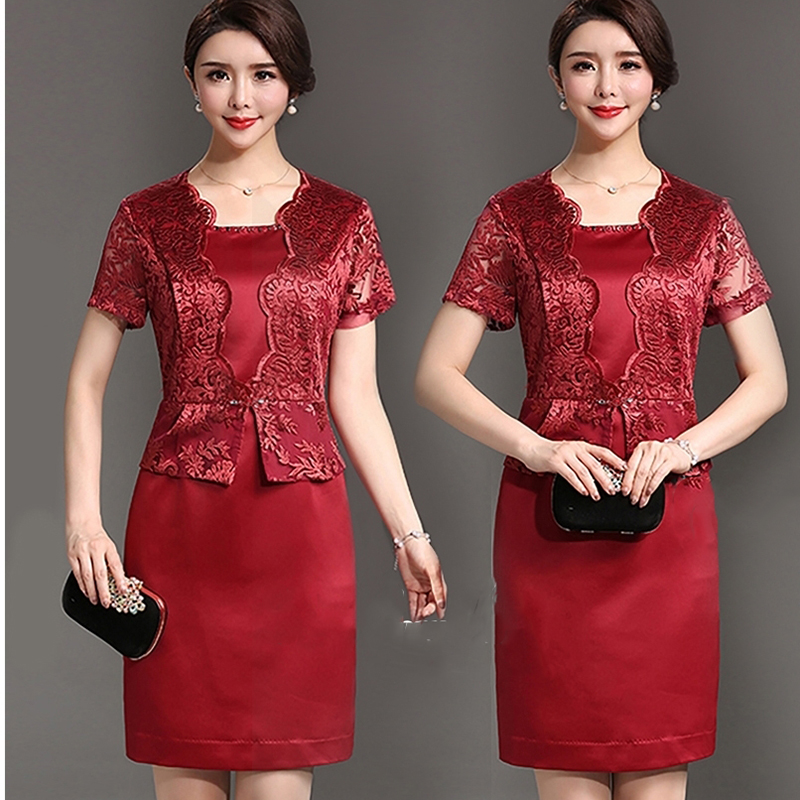 kudapy เดรสลูกไม้สีแดงเข้ม แขนสั้น เย็บแต่งลูกไม้คล้ายเป็นเสื้อคลุมในตัว เอวระบายเล็กน้อย อกและเอวแต่งเพชร ผ้าลูกไม้ปักลายเนื้อเงา