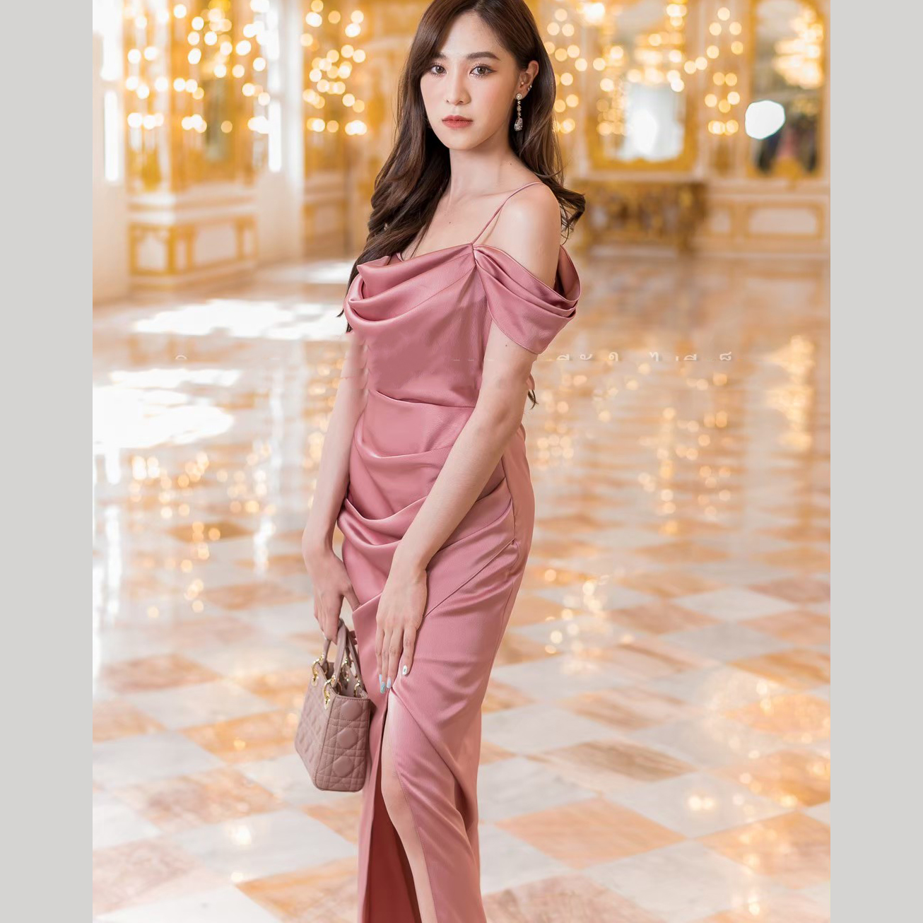 kudapy ชุดราตรียาวสีชมพูกลีบบัว เดรสยาวคอถ่วงปิดต้นแขน ผ้าเครปซาติน มีซับใน มีซิปหลังงานหรู ใส่อออกงาน