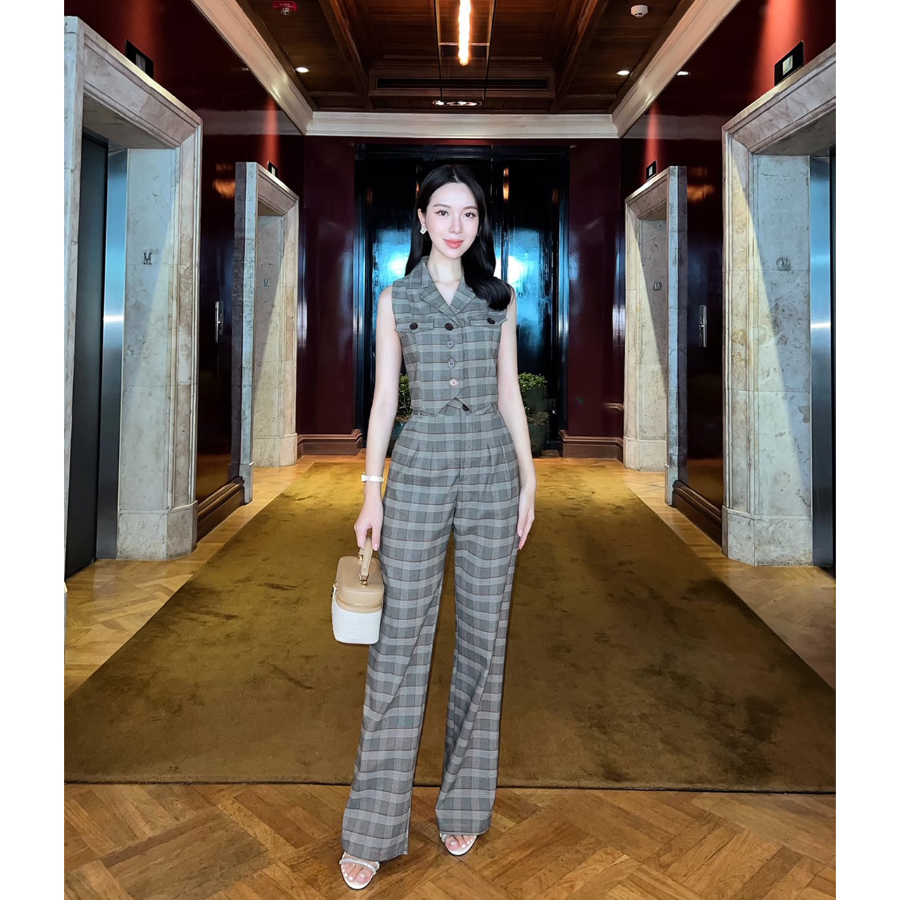 kudapy เซ็ทขายาวลายสก๊อตเสื้อแขนกุด ตัวเสื้อแต่งกระเป๋าหลอกตรงหน้าอก2ข้าง กระดุมจริงสีน้ำตาล