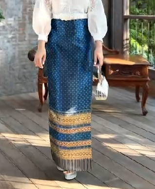 kudapy ผ้าถุงสำเร็จรูป ผ้าถุงทอลายสีทอง/สีเทา/สีน้ำเงินกรมท่า เกรดพรีเมี่ยมอัดกาว ซิปหลัง เย็บแบบ ทบผ้า ไม่เห็นหน้าขา