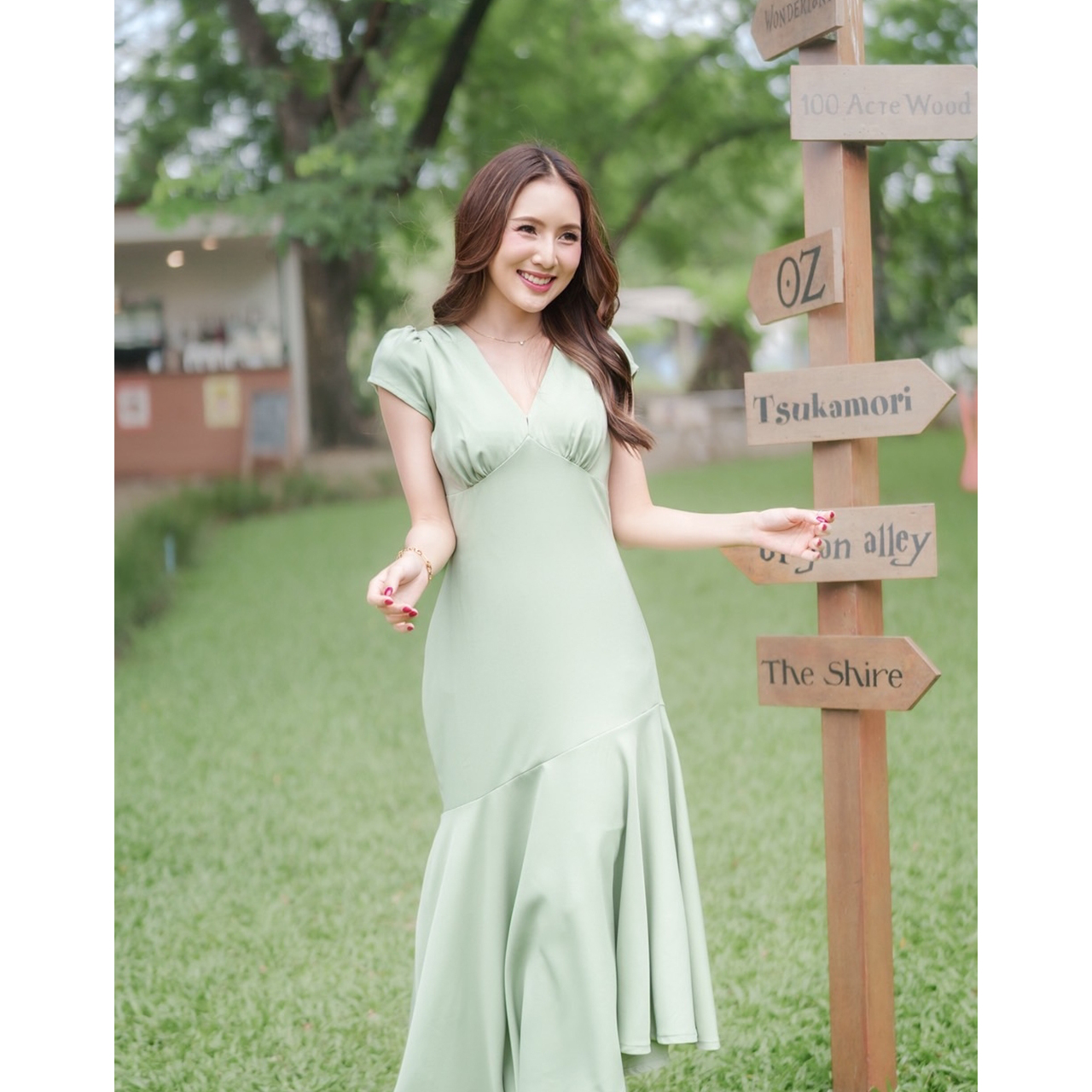 kudapy เดรสยาวดีไซน์คอวีเย็บรูดใต้อกช่วยขับรูปร่างให้ดูมีมิติ