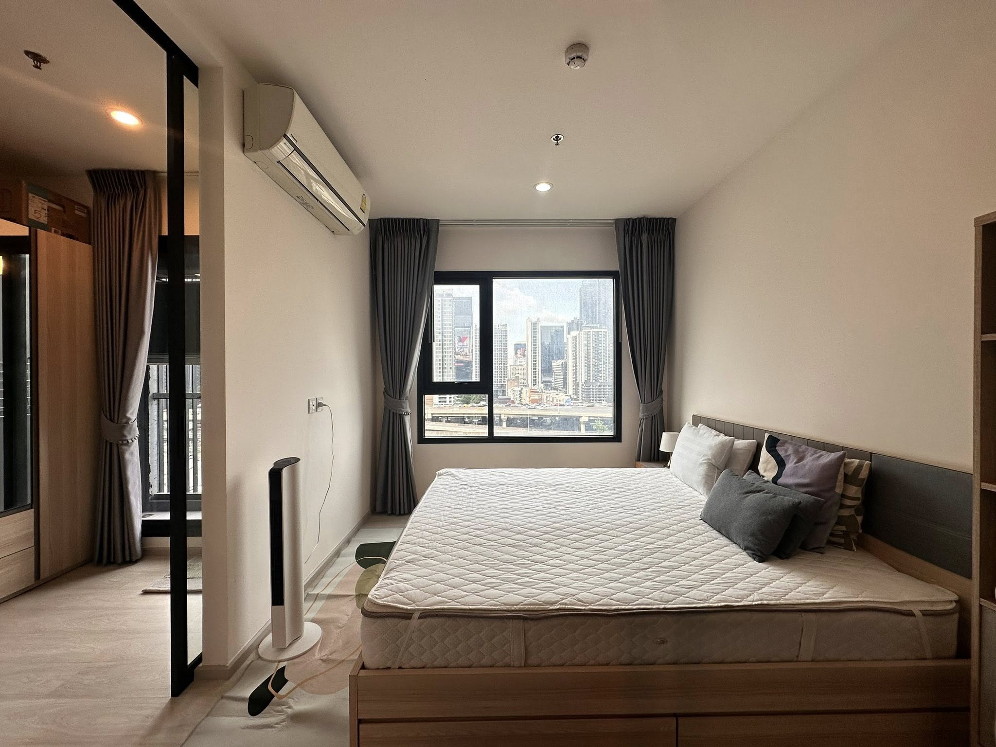 ให้เช่าคอนโด Life Asoke (ไลฟ์ อโศก) โซน รถไฟฟ้า MRT เพชรบุรี / มศว 1ห้องนอน / 1ห้องน้ำ ขนาดห้อง 35 ตรม. ชั้น 12 ตึก N