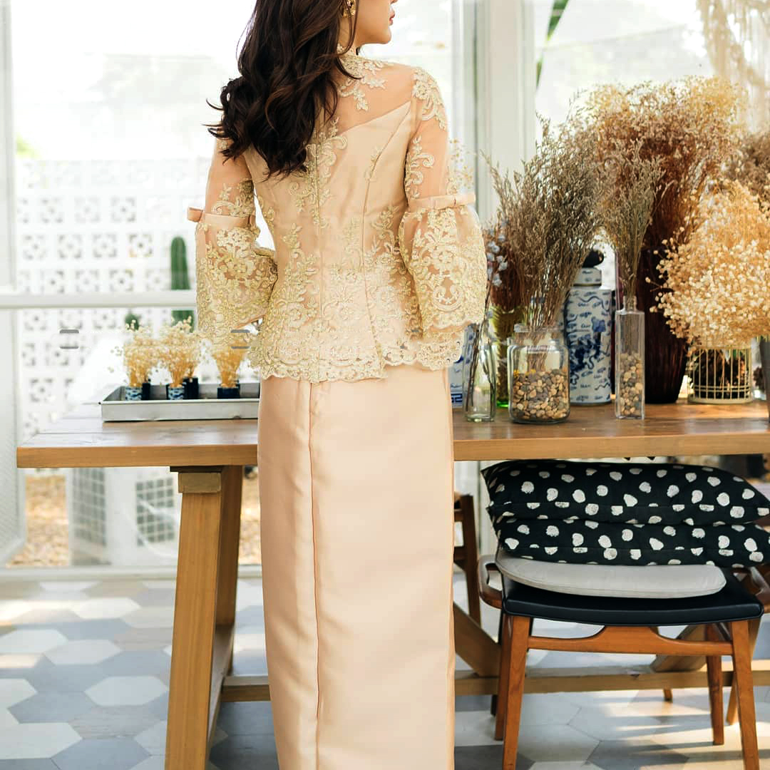 kudapy ชุดไทยประยุกต์สีทอง ผ้าลูกไม้ฝรั่งเศสปักดิ้นทอง เล่นไฟดีมากคะ ดีเทลสวยตามแบบเลยค่ะ