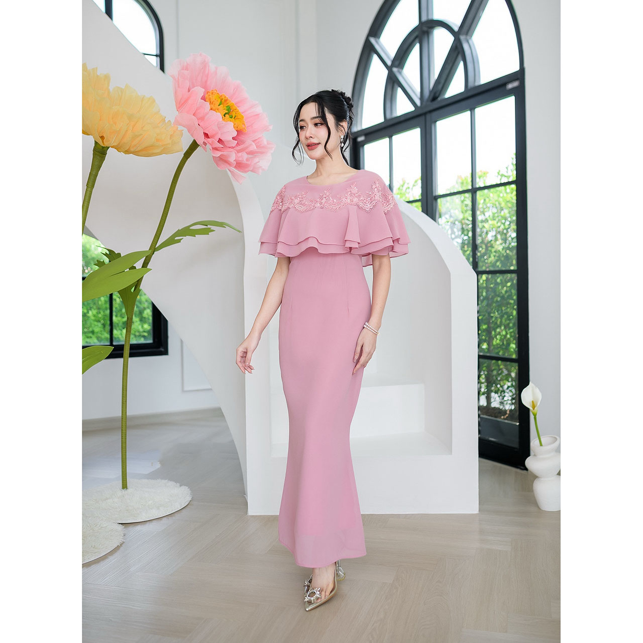 kudapy เดรสผ้าชีฟองตัวยาว งานชายหางปลาเล็กๆไม่บานมาก ดีไซน์คลุมไหล่ถึงสองชั้น แต่งลูกไม้รอบตัวเป็นงานลูกไม้คอร์ดแต่งเลื่อม