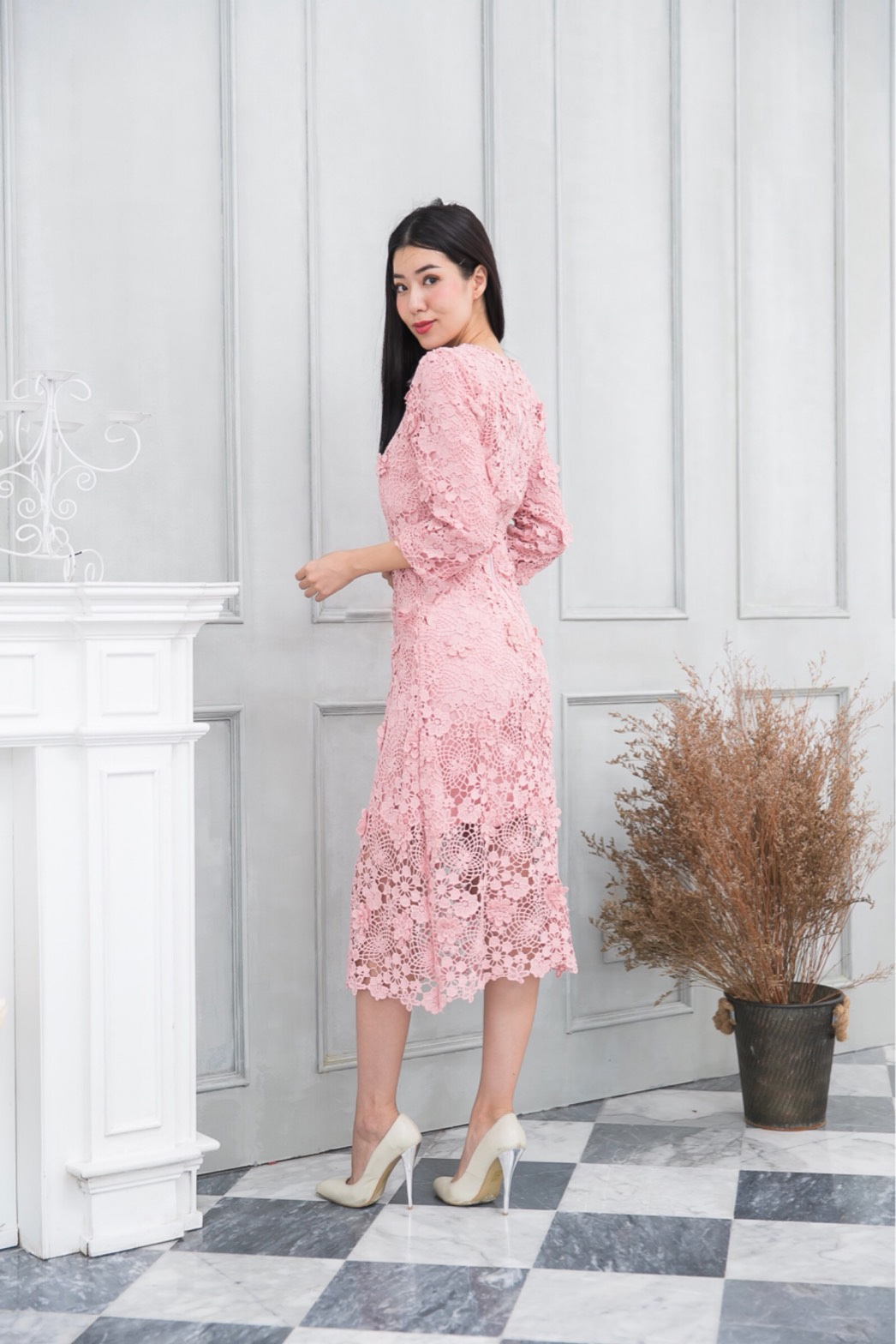 kudapy เดรสยาวผ้าลูกไม้3Dสีขาว/สีชมพู แขนยาวสามส่วน งานมีซับใน ซิบหลังอย่างดี ลูกไม้เนื้อนิ่มทรงเข้ารูปใส่สบาย