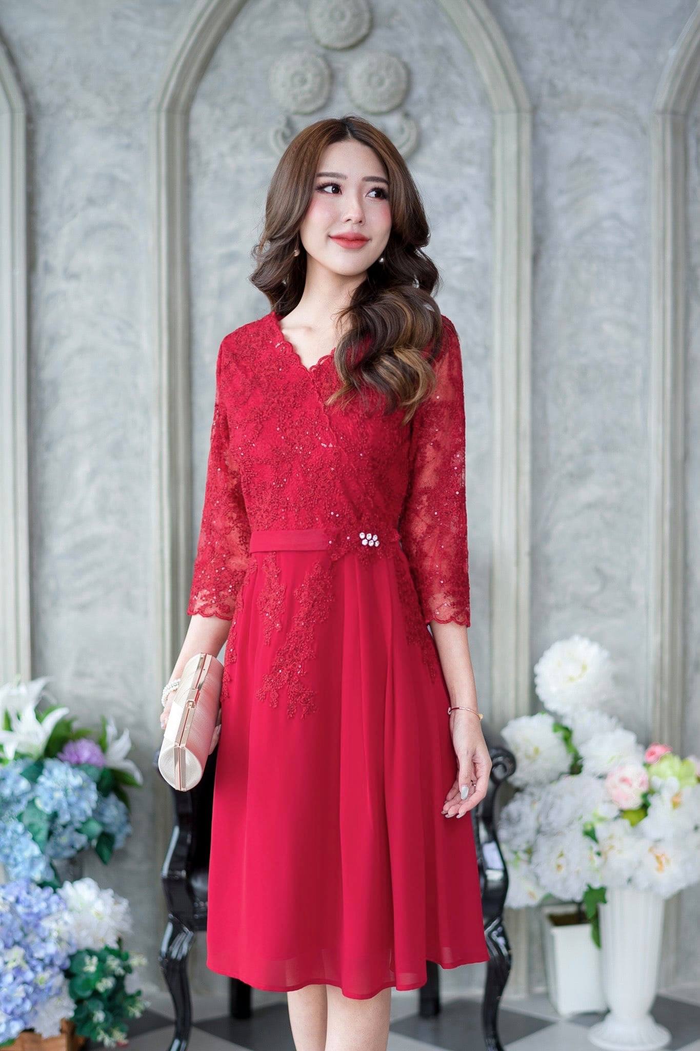 kudapy เดรสสั้นสีชมพู/สีดำ/สีแดง/สีม่วง ลูกไม้ปักเกรดพรีเมี่ยมสวยหรูตกแต่งเลื่อมทั้งตัว ช่วงกระโปรงเป็นผ้า chiffon