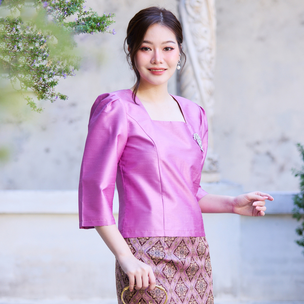 kudapy เซตออกงานสีม่วง คอเหลี่ยม แขนสามส่วน เสื้อผ้าไหม+ผ้าถุงทอลายกาฬสินทร์ ทบหน้า