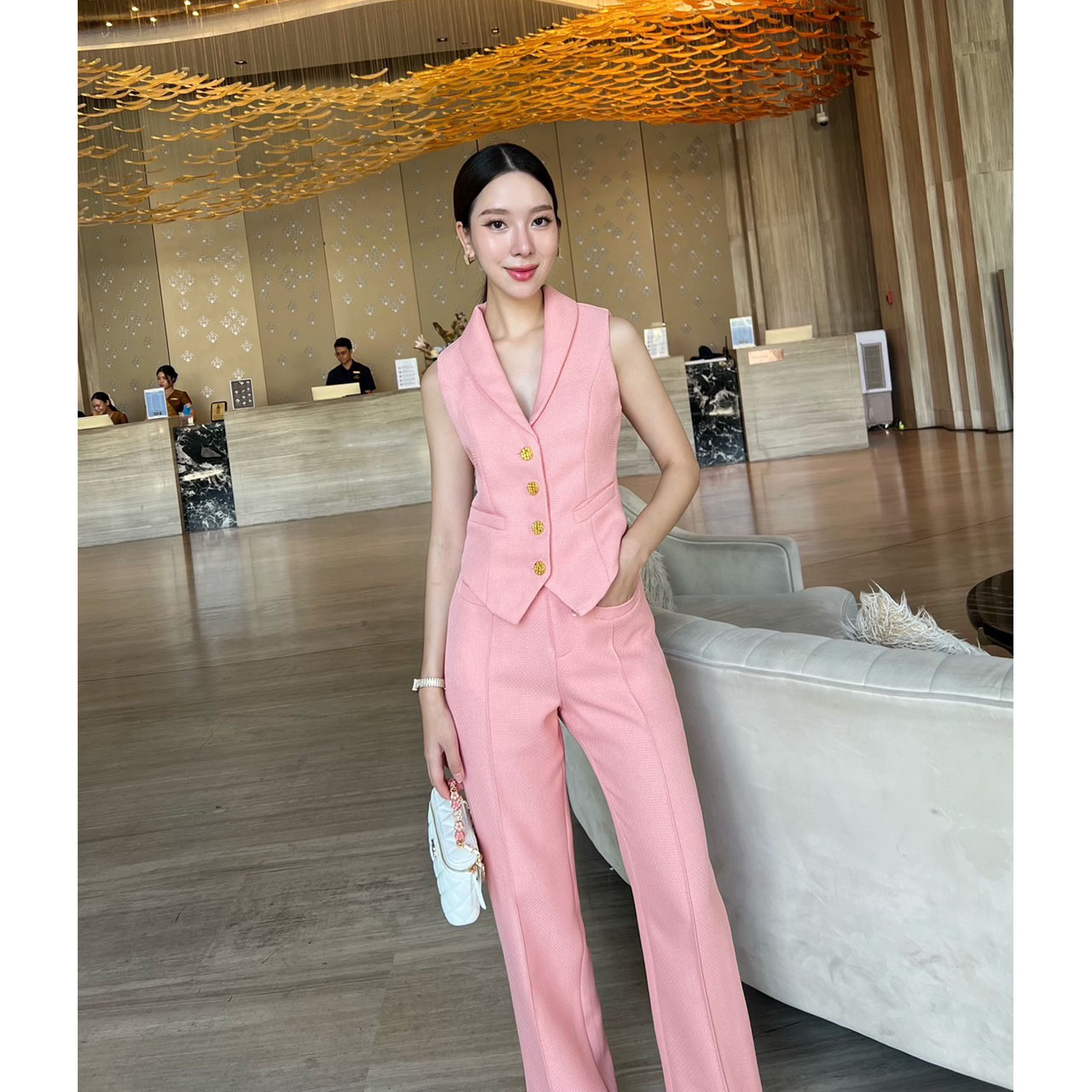 kudapy เซ็ทเสื้อแขนกุดเข้ารูปมาพร้อมกับกางเกงขายาว ตัวเสื้อแต่งกระดุมจริงสีทองปลายทรงแหลม กางเกงใช้ผ้าเดียวกับเสื้อ