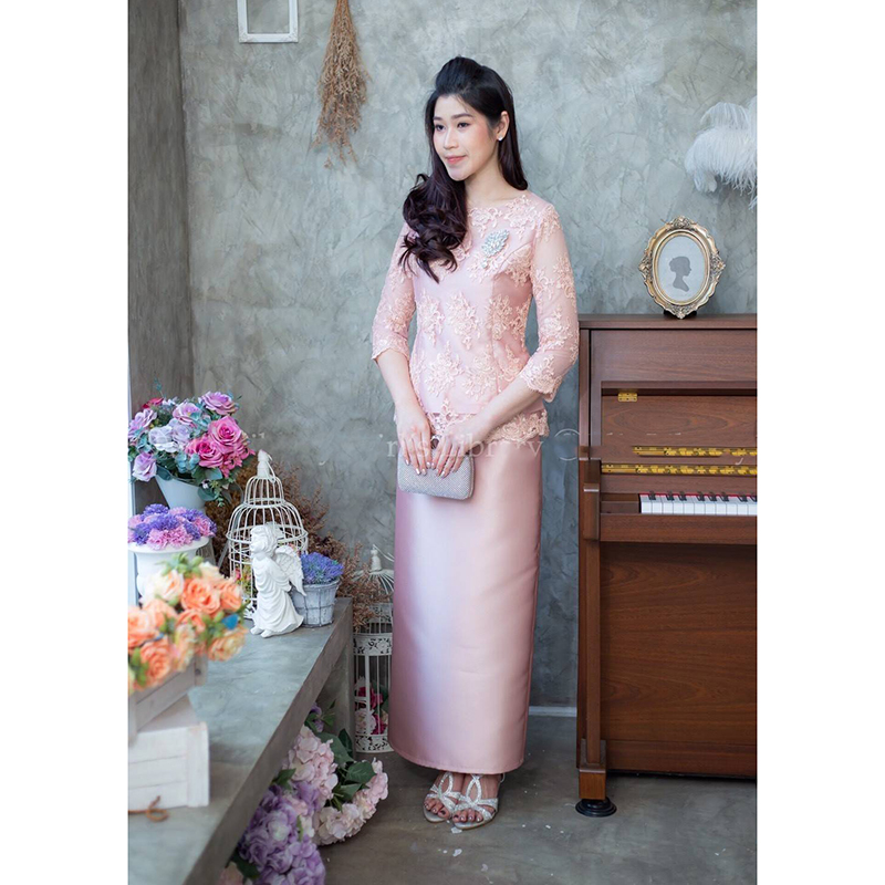 kudapy Set เสื้อลูกไม้แขนสามส่วนสีน้ำเงิน แดง โรสโกลด์ ชุดนี้ตัวเสื้อใช้ผ้าลูกไม้ปักเลื่อมอย่างดี มาพร้อมกระโปรงผ้าไหม สีพื้นทรงสอบผ้าสวย