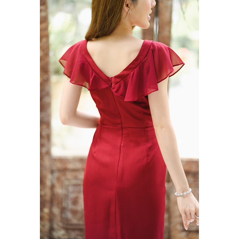 kudapyเดรสสั้นสีชมพู/สีกรม/สีแดง/สีแดง คอวีแต่งระบายอกด้วยผ้าชีฟองระบายต่อไปปิดต้นแขน เป็นลุคที่ใส่ได้ทั้งใส่ทำงานและออกงาน