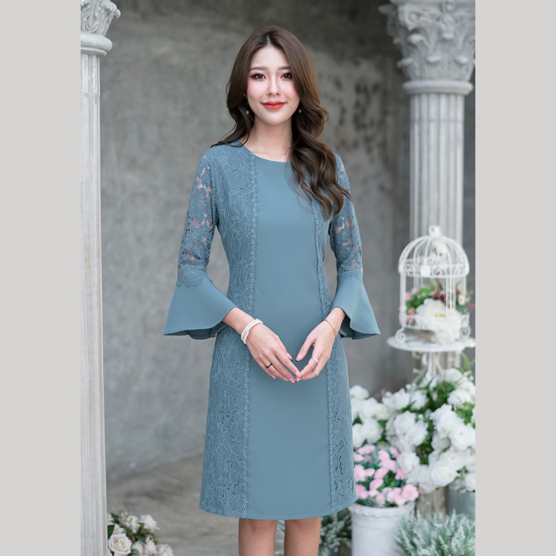 kudapy เดรสสั้นคอกลมแต่งลูกไม้สีชมพู,สีดำ,สีเทาฟ้า ด้านข้างตัวเดรสและแต่งคาดด้วยลูกไม้เส้นลายดอกไม้จนถึงปลายกระโปรง และช่วงแขนก็เป็นลูกไม้ค่ะ