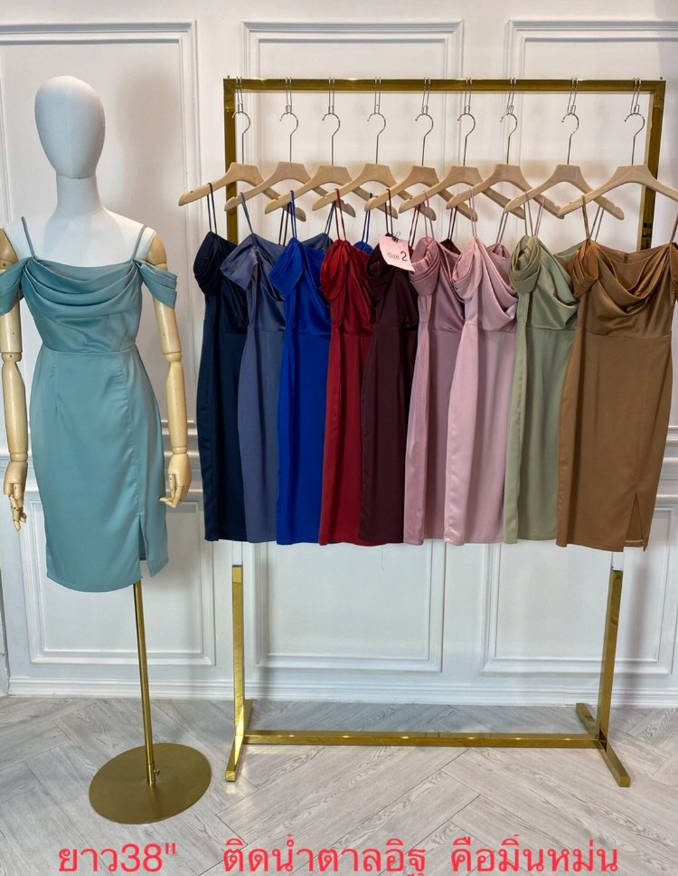 kudapy เดรสสั้นสีน้ำเงินสด เปิดไหล่แต่งระบาย ชุดราตรีสายเดี่ยวคอถ่วง ระบายอ้อมแขน ผ้าเครปซาติน