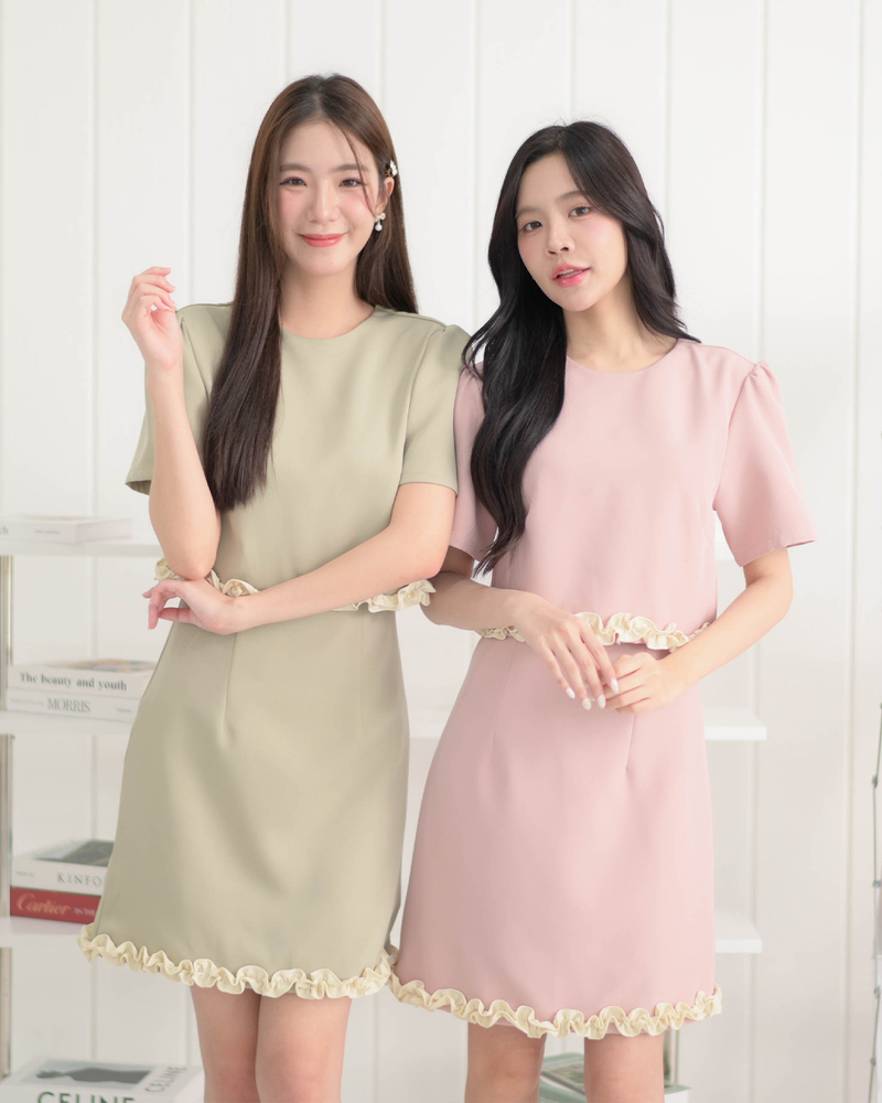 kudapy เดรสแขนสั้นคอกลม แต่งรูดระบายชายเสื้อและกระโปรง รูดยกไหล่พองเบาๆ ผ้าเนื้อหนานุ่มมีน้ำหนักทิ้งตัวสวย