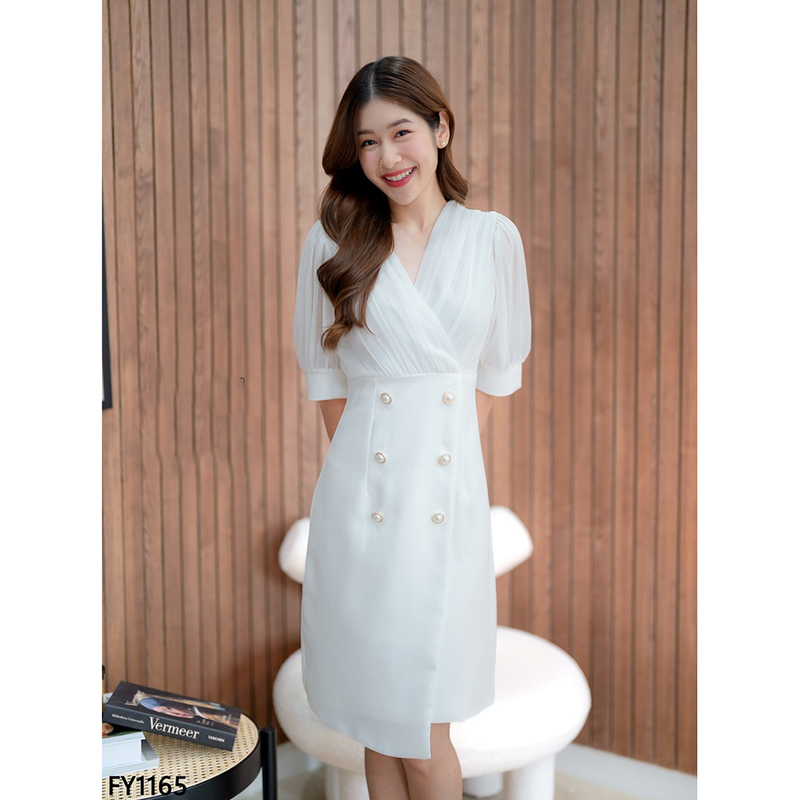 kudapy เดรสสั้นสีขาว/สีดำ จีบอกแขนจั๊มแต่งกระดุม ผ้าเบาใส่สบายสวยดูดีน่ารักมากๆ