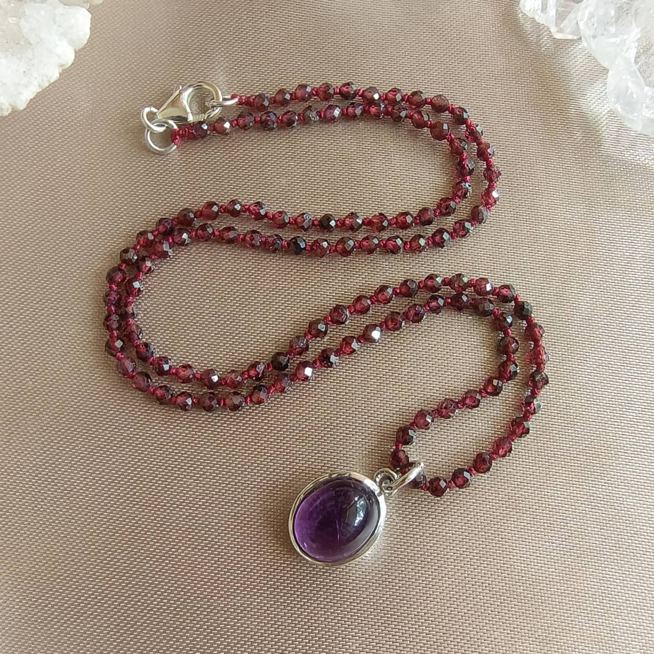 สร้อยคอเชือกถักหินโกมนกับจี้เงินหินอเมทิสต์