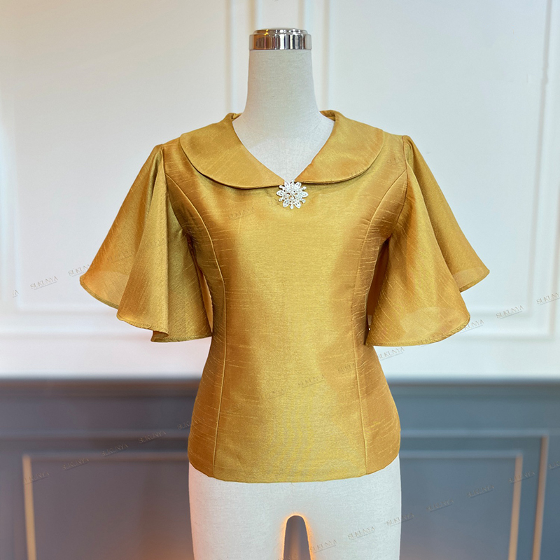 kudapy เสื้อผ้าไหมตะวันเส้นขีดสีเขียว/สีแดงเข้ม/สีทอง ตัวเสื้ออัดกาวมีซับในผ้าCotton แขนทรงพุ่มระบายสายงาม คอวีแบบปก ซิปข้างแบบซ่อน (เฉพาะเสื้อ)