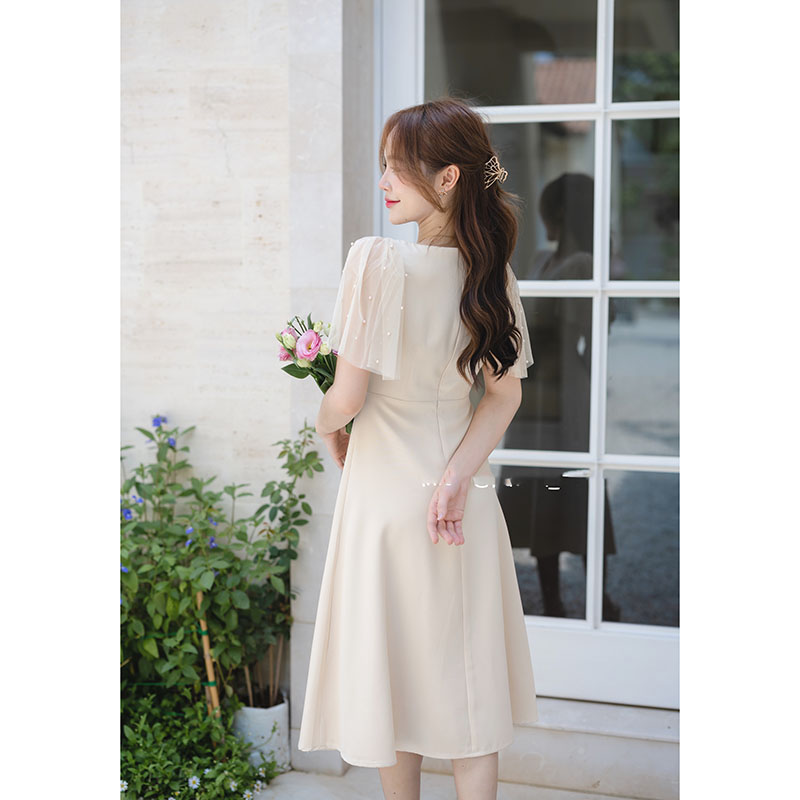 kudapy เดรสสั้นสีชมพู/สีครีม ดีไซน์เพื่อเอาใจสาวหวาน ช่วงเสื้อเป็นคอวีกว้างแต่ไม่ลึกเกินไป เดรสกระโปรงบานพลิ้วๆ แขนเสื้อเป็นทรง Bell ทำด้วยผ้าโปร่งแต่งลูกปัดมุกละมุนสุดๆ