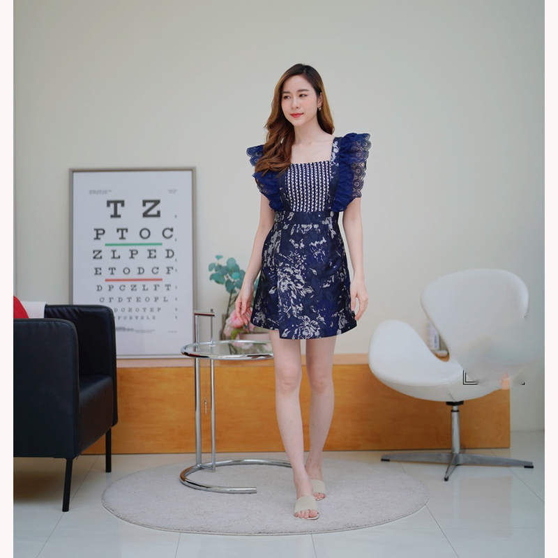 kudapy จั้มสูทขาสั้นสีแดง/สีกรม ป้ายหน้าผ้าทอระบายแขนลูกไม้