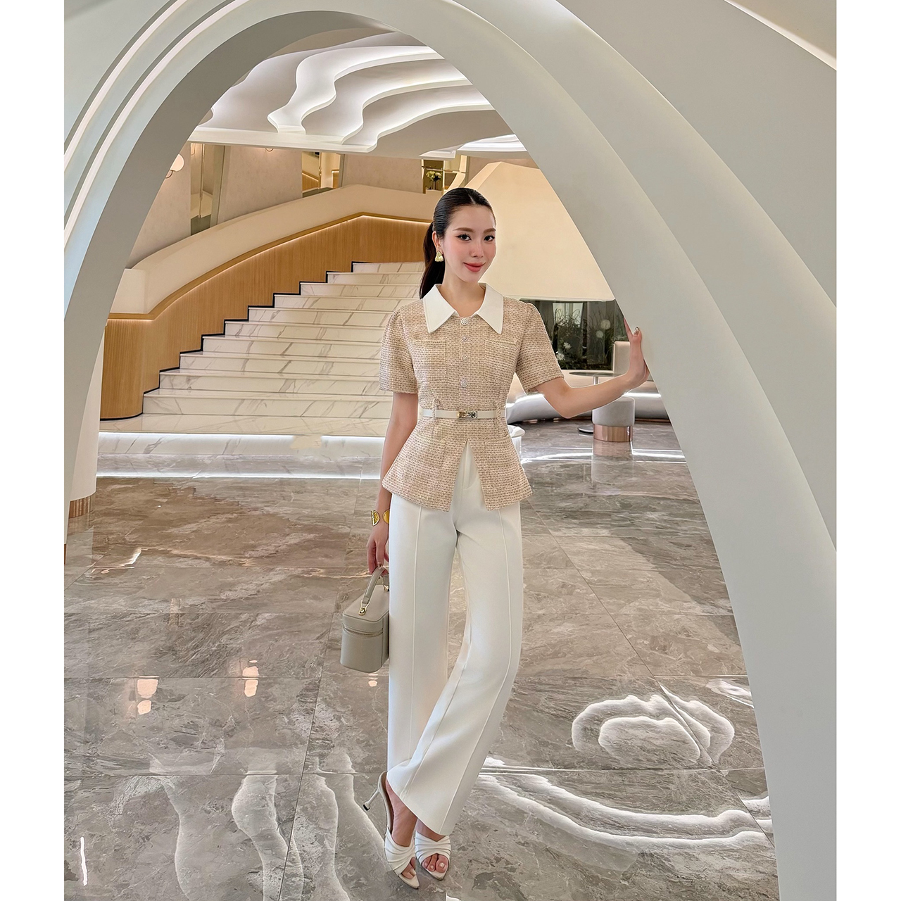 kudapy set 3 ชิ้น: เสื้อทวีต+กางเกง+เข็มขัด ชุดทวีตปกขาว ีเทลกระดุมคริสตัลคือความหรู เสื้อท็อปผ้าทวีต