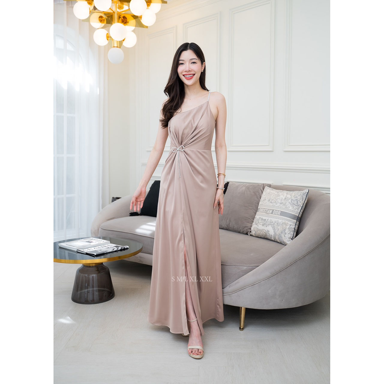 kudapy เดรสยาวสีโอวัลติน/สมิ้นอมฟ้า/สีชมพูกลีบบัว/สีกรม/สีชาเขียว ชุดราตรียาวไหล่เบี่ยงสายเพชรแต่งมัดเอวติดเข็มกลัดเพชรโบว์ งานพรีเมี่ยมผ้าเครปซาติน ซับในเกรดเอ ซิปด้านหลัง สวยหรู