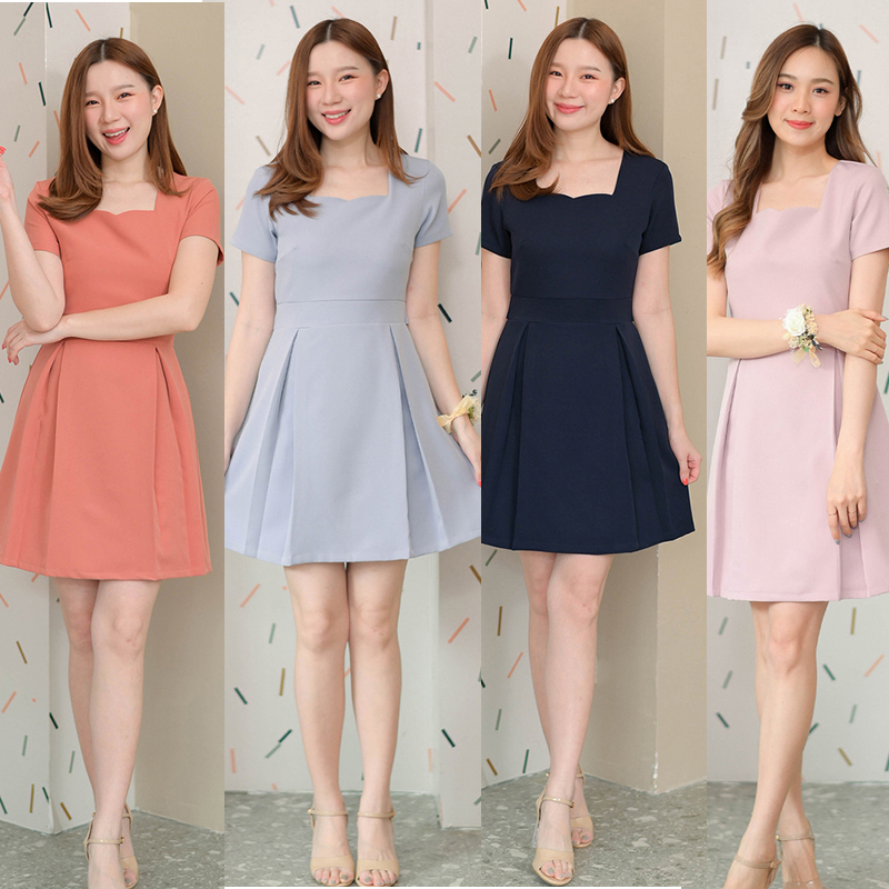 kudapy เดรสสั้นสีชมพู/สีกรม/สีเทาฟ้า/สีส้มอิฐ โบว์หลังสุดคิ้วท์ แพทเทิร์นเข้ารูปเอว มีโบว์ให้ผูกด้านหลังตามขนาดเอวจริง ด้านหน้าดีไซน์คอรูปหัวใจ แขนสั้น