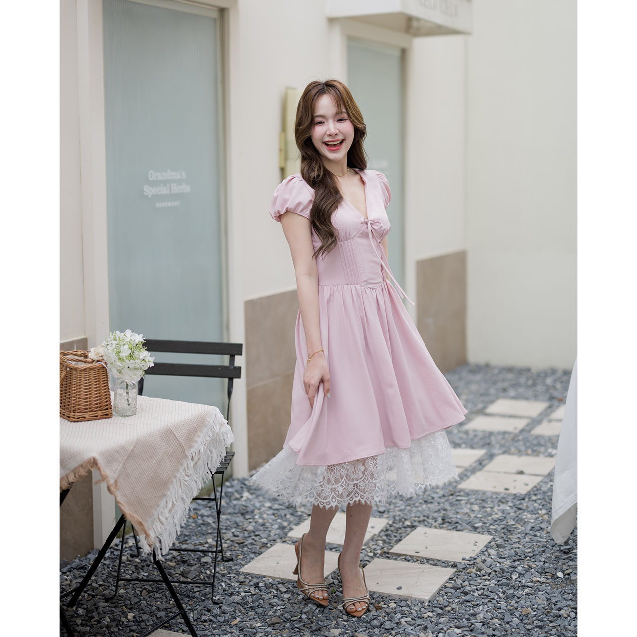 kudapy เดรสพาสเทลสไตล์เกาหลีกลิ่นอายความอบอุ่นแบบสาวโซลในวันสบาย ๆ คัตติ้งสวยตัวเดรสเป็นทรงคอร์เซ็ตช่วงลำตัว ดีไซน์จับจีบช่วงเอวให้ดูมีเชฟ