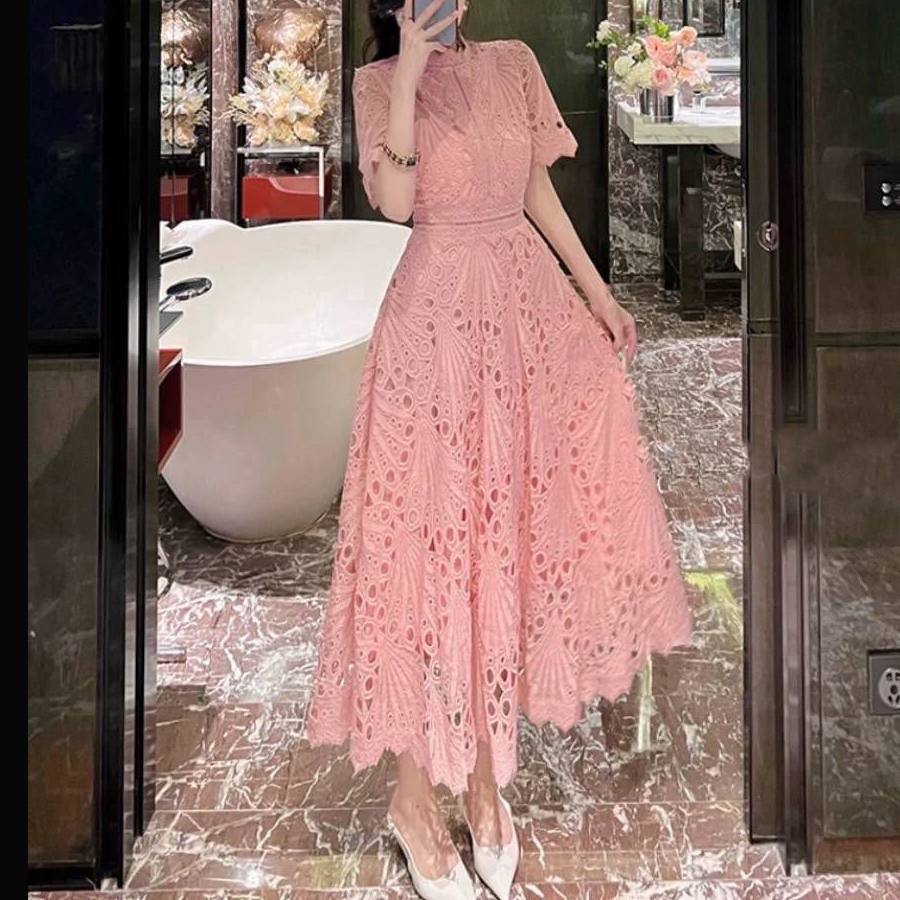 kudapy เดรสลูกไม้ยาว คอวี แขนสั้น ใช้ผ้าลูกไม้เนื้อดีขึ้นลายปักฉลุ ลายแน่นปักชัดลายสวย