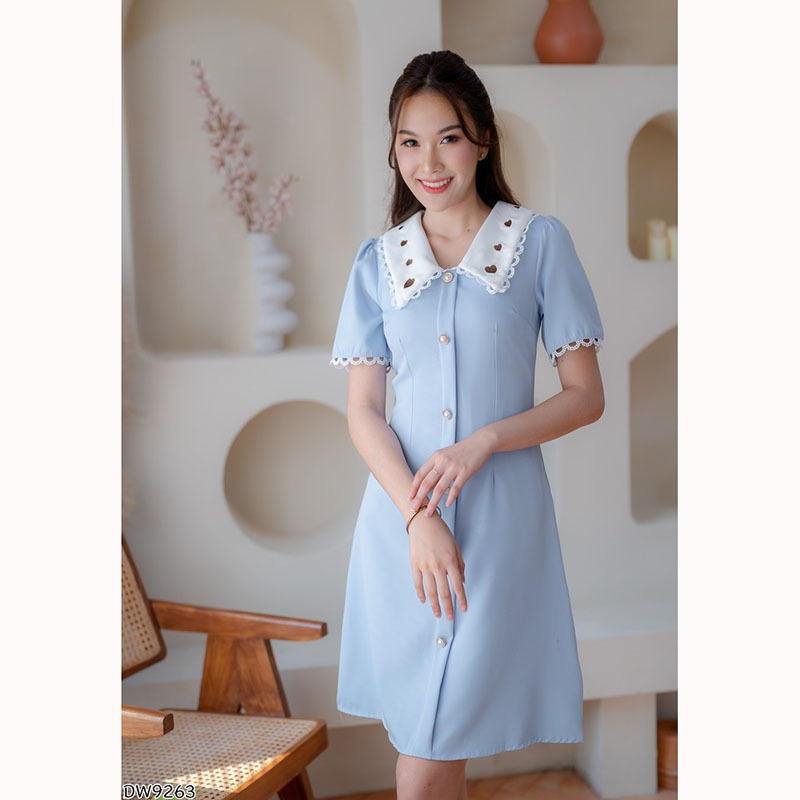 kudapy เดรสสั้นสีฟ้า/สีดำ/สีชมพู ทรงเข้ารูป ปกคอบัวปกลายหัวใจสุดคิ้วท์ แต่งกระดุม งานมีซิปด้านหลัง