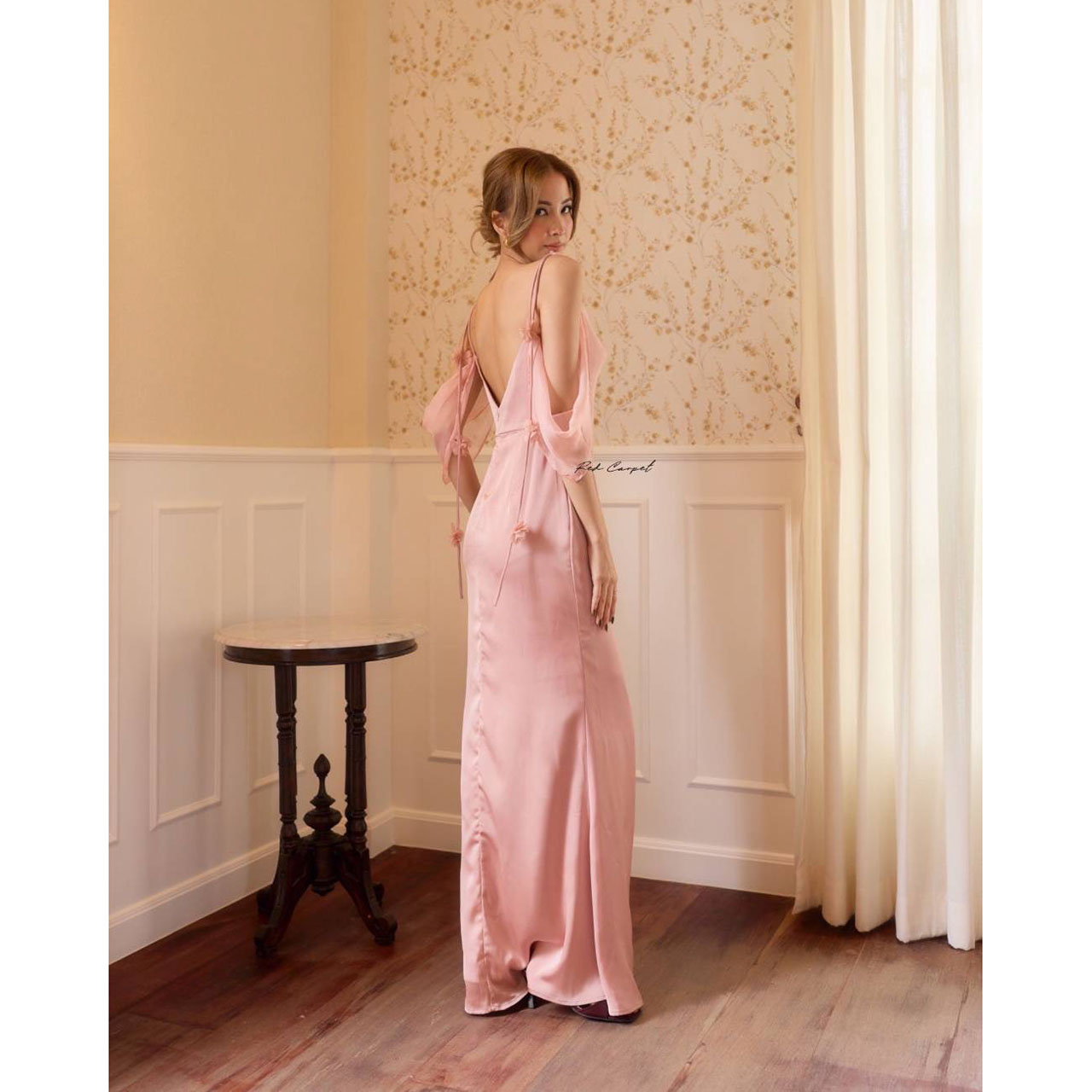 kudapy เดรสซาตินคอถ่วงเสริมหุ่นให้ดูเพรียวสวย เสน่ห์แห่งความอ่อนหวานที่ถูกถ่ายทอดผ่านซิลูเอตต์พลิ้วไหว ดีเทลโชว์ไหล่และสายผ้าบางเบาให้ลุคที่หรูหรา