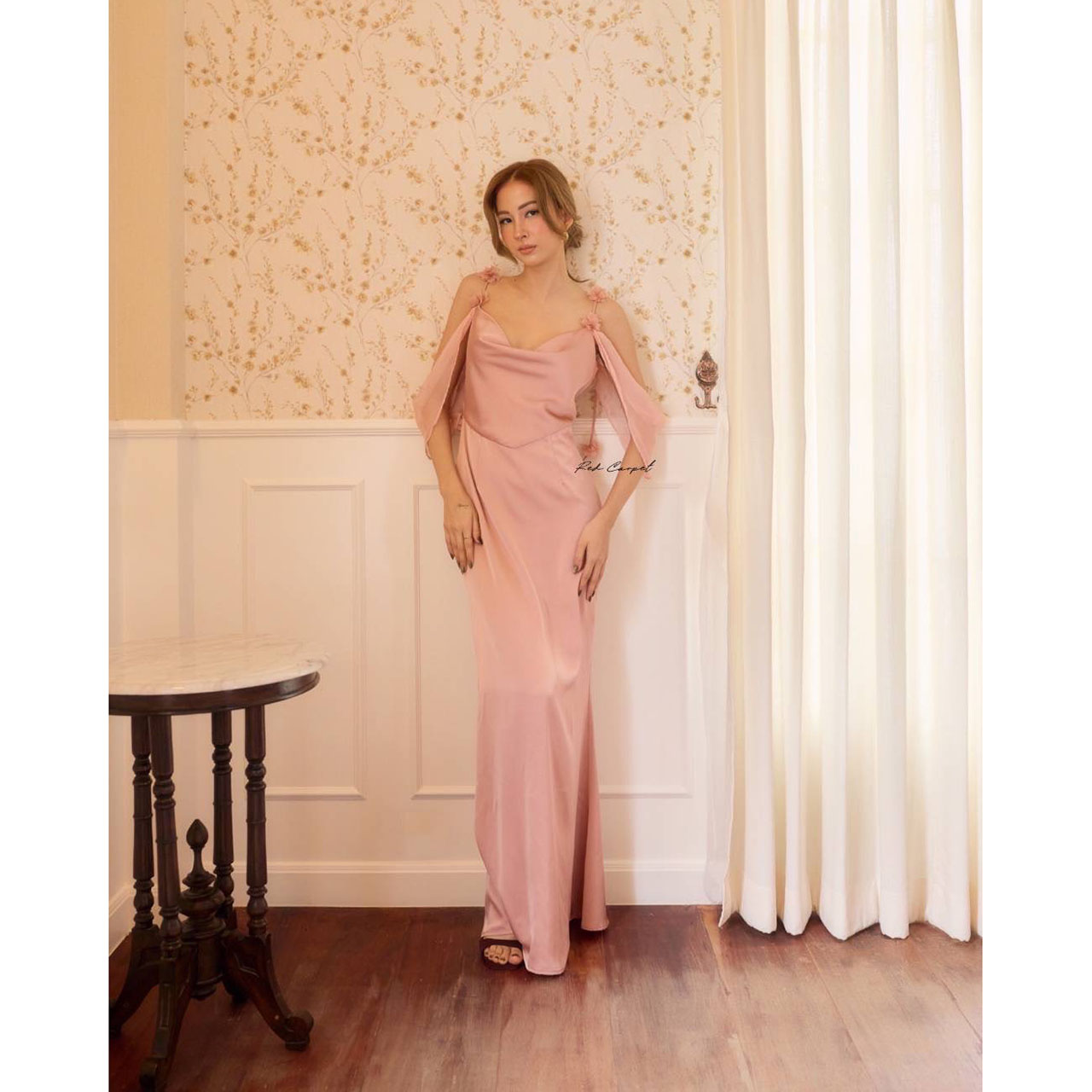 kudapy เดรสซาตินคอถ่วงเสริมหุ่นให้ดูเพรียวสวย เสน่ห์แห่งความอ่อนหวานที่ถูกถ่ายทอดผ่านซิลูเอตต์พลิ้วไหว ดีเทลโชว์ไหล่และสายผ้าบางเบาให้ลุคที่หรูหรา