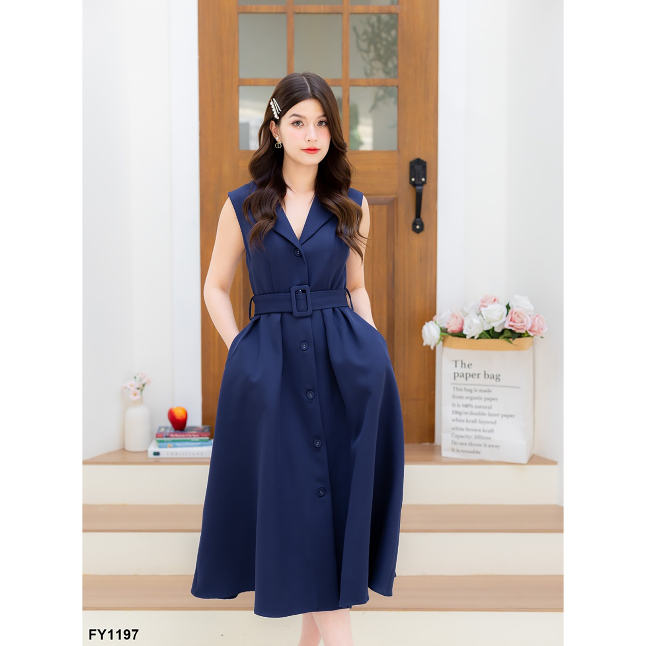 kudapy เดรสสูทยาวแขนกุดผู้ดีอังกฤษยังต้องชิดซ้าย สไตล์เรียบหรู รูปคอวีทรงปก