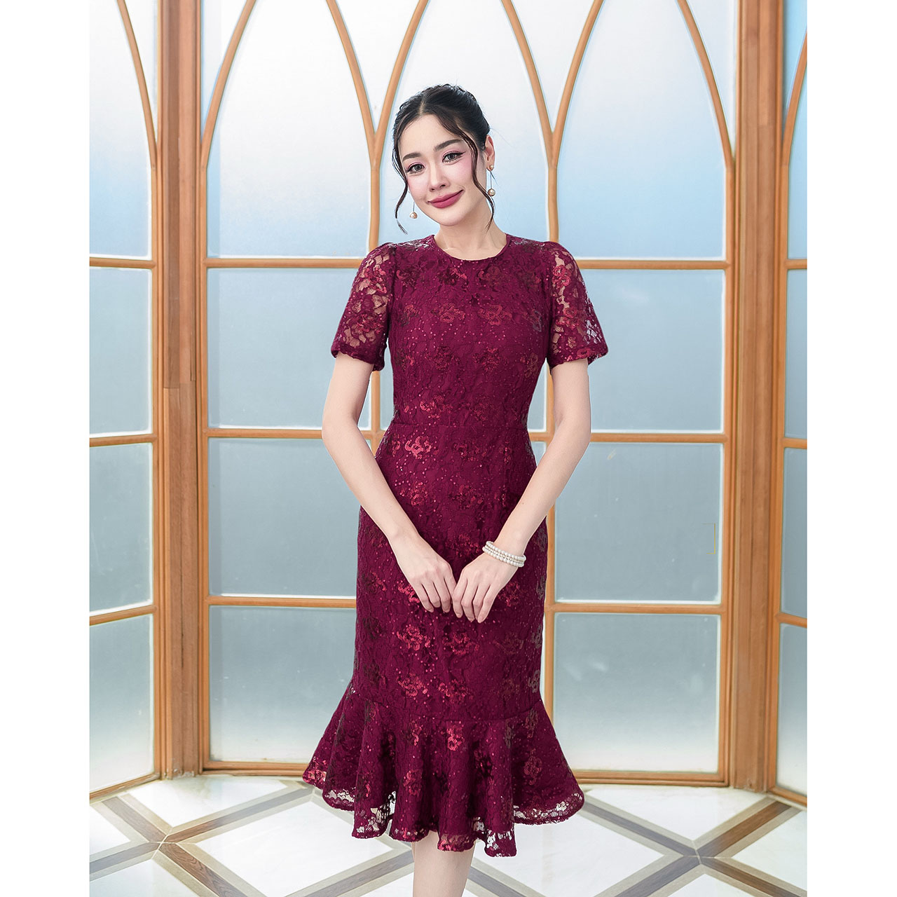 kudapy เดรสสั้นสีแดงไวน์/สีกรม ลูกไม้นิ่มผ้า แต่งด้วยเลื่อมทั้งชุด ดีไซน์ระบายชายเป็นพวงหางปลา